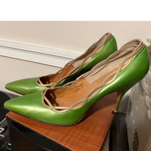 Exquisite 1950s green leather heels with gold lattice trim - Picture 3 of 5